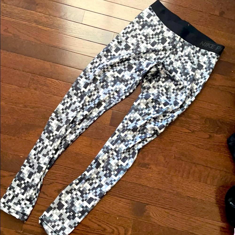 Nike pro women’s leggings black white gray checker
